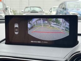 【バックカメラ】駐車時に後方がリアルタイム映像で確認できます。大型商業施設や立体駐車場での駐車時や、夜間のバック時に大活躍！運転スキルに関わらず、今や必須となった装備のひとつです！