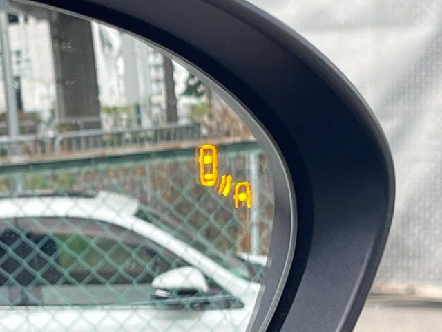 【ブラインドスポットモニタリング】走行中、ドアミラーの死角になりやすい箇所に後続車が接近するとサイドミラー付近に警告を表示、ドライバーに注意喚起をしてくれます。
