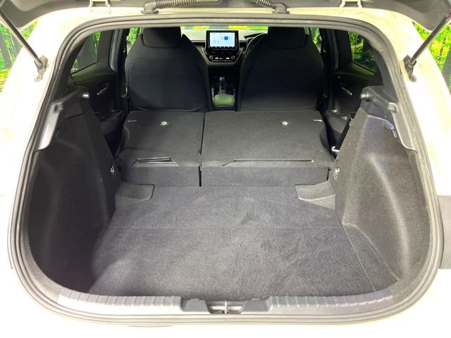 普段のお買い物や通勤、送迎等に十分な荷室スペースを確保しております。セカンドシートを倒すと、大きな荷物の積載も可能です♪