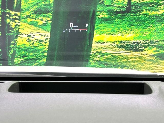 【カラーヘッドアップディスプレイ】現在の速度や走行情報をデジタル表示で運転席前方のガラスに投影！カラー付きで視認性も高く、運転中目線をずらさず必要な情報を確認できるのでとっても便利で安心！