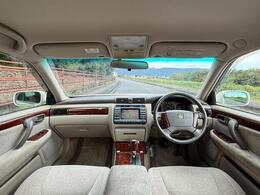 室内はタバコ臭などの気になるにおいはございません！メーカー純正ナビやクルーズコントロール、パワーシート、リア電動サンシェードなどのドライブ機能も備わっております