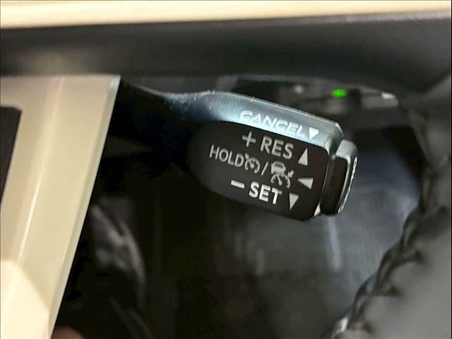 【レーダークルーズコントロール】装備車両です。レーダーやカメラを使って前を走るクルマの状況を検知して速度を調整してくれます。遠距離ドライブの高速道路などでは大活躍で疲労軽減に役立ちます。