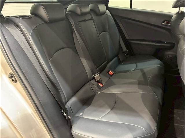 セカンドシートは大人二人が乗っても十分なスペースが確保されております。