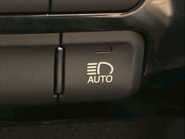 【オートマチックハイビーム】でハイビーム・ロービームをカメラで自動検知し自動で切り替えてくれる便利な機能や【オートライト】も搭載しております。