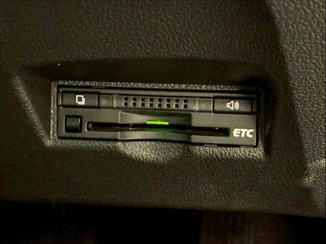 【ETC車載器】を装備しておりますので、ご納車直後からの遠距離ドライブも可能です。土日の利用料金の割引や、朝夕の通行料金を割引料金で高速道路をお楽しみいただけます。