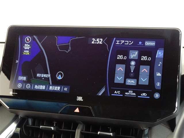 左右独立で温度コントロールができるオートエアコンを装備してます。