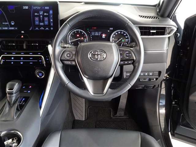 革巻きステアリングで快適な操作性の運転席です。