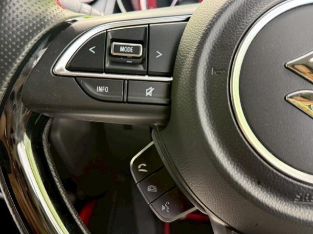 WECARSの展示場では実際に見て、触ってお車をお選びいただけます！知識の豊富な営業スタッフが様々なカーライフをご提案いたします！