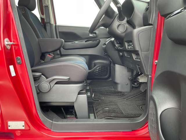 運転席と助手席はウォークスルーで移動できます。