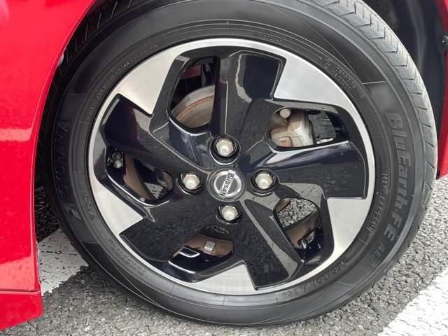 日産純正アルミホイールが足元を引き締めます。