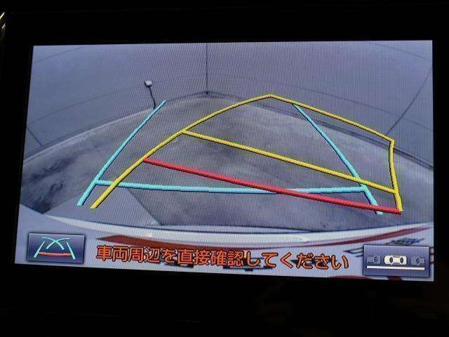 車庫入れや縦列駐車などの際に、後退操作の参考になるガイドラインをモニター画面に表示します。