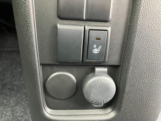 【シートヒーター】運転席にはシートヒーターを装備♪寒い冬にはシートをじんわり温めてくれてドライブも快適ですよ◎エアコンの暖房より早く温まってくれるので重宝しますよ◎