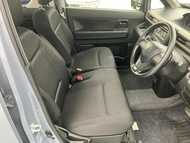 【フロントシート】高めのヒップポイントで見晴らしが良く、運転もしやすいですよ◎運転席アームレストがついているので長距離運転時の疲労軽減になりますよ◎