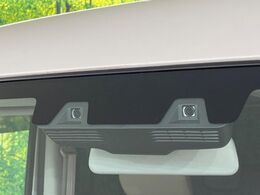 【エマージェンシーブレーキ】走行中に前方の車両等を認識し、衝突しそうな時は警報とブレーキで衝突回避と被害軽減をアシスト。より安全にドライブをお楽しみいただけます。