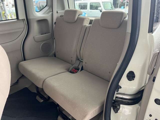 後部座席も当然キレイで清潔に仕上げております。内装のキレイなお車は気持ちが良いですし、コンディションの良い車が多いです。以前のユーザーが丁寧に使っていた証拠です。