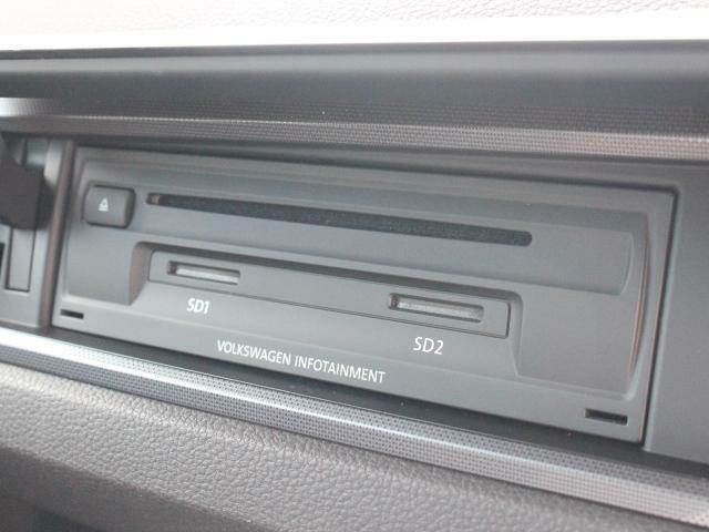 CDオーディオおよびSDカードのスロットはダッシュパネル内に設置されています。お気に入りの音楽ファイルを入れてドライブに出かけましょう！