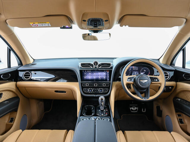 前車追従機能、レーンキープアシスト、ヘッドアップディスプレイも備わり、多数のオプションを備えております。