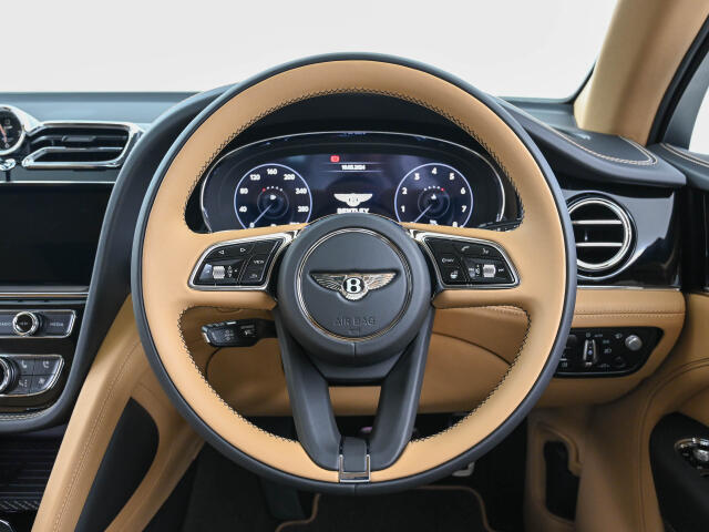 ステアリング周りにボタンを集約し、運転に集中できる構造となっております。
