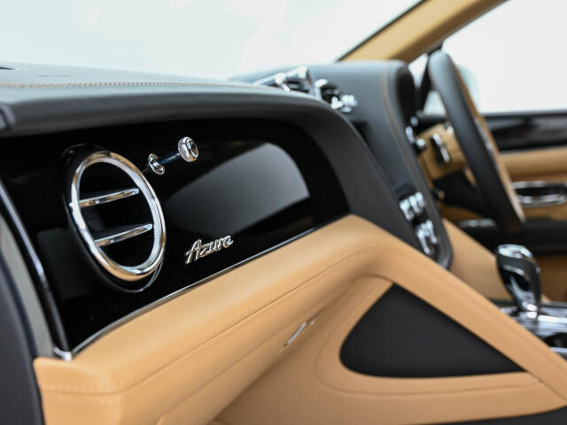 ベントレーは全てオーダーでの発注となっておりますので同じ車種でもステッチやベニヤ部分でまったく違う表情を感じることができます。