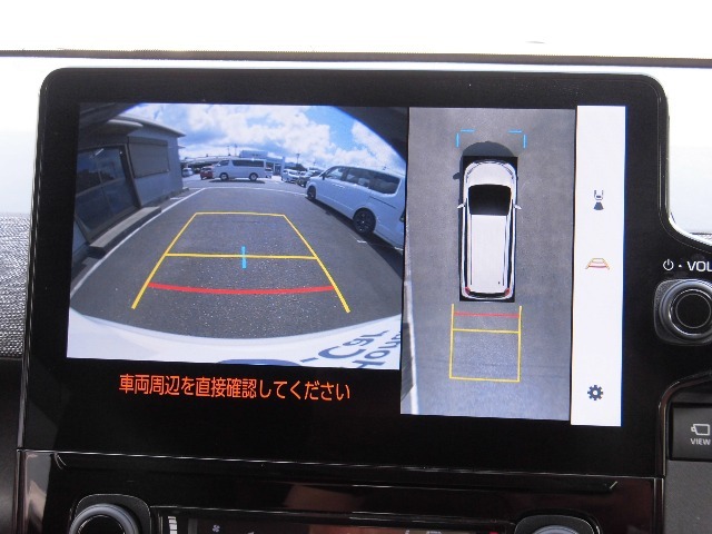 マルチビューカメラを搭載。車両前後左右に装備した4個のカメラで上空から見下ろしたように路面を映し出す「グラウンドビュー」などの高精細な映像をボタン操作で状況に応じナビ画面に表示します。