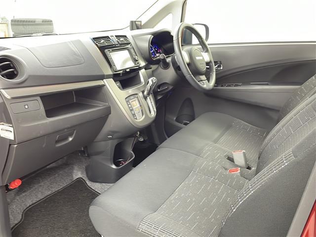 【運転席】座り心地が良いシートなので長時間の運転でも快適にお過ごしいただけます。新品のフロアマットのご注文も可能です。掲載箇所以外にご希望の写真がございましたらお気軽にお問い合わせ下さい。