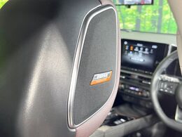 【BOSEサウンドシステム】メーカーオプションの高品位サウンドシステムを搭載。専用のチューニングが施された大小様々なスピーカーから良質なサウンドが奏でられ、臨場感あふれる音響空間を演出します。