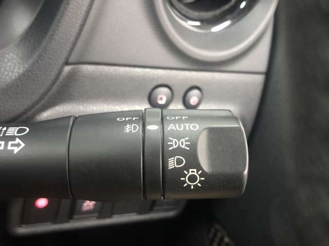 「オートライト」　暗くなると自動でライトが点灯し、安全運転を手助け！