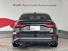 フロント同様、水平基調のデザインが安定感とワイドさを強調しています。