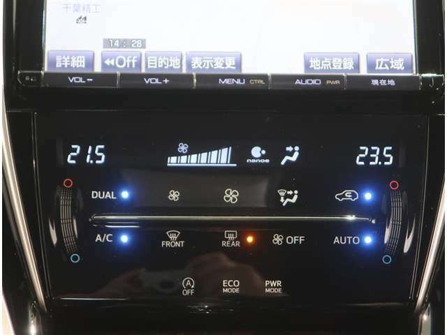 左右独立温度コントロールフルオートエアコンです。運転席、助手席それぞれで独立して温度設定ができます。冷え性の方が乗っても安心ですね♪
