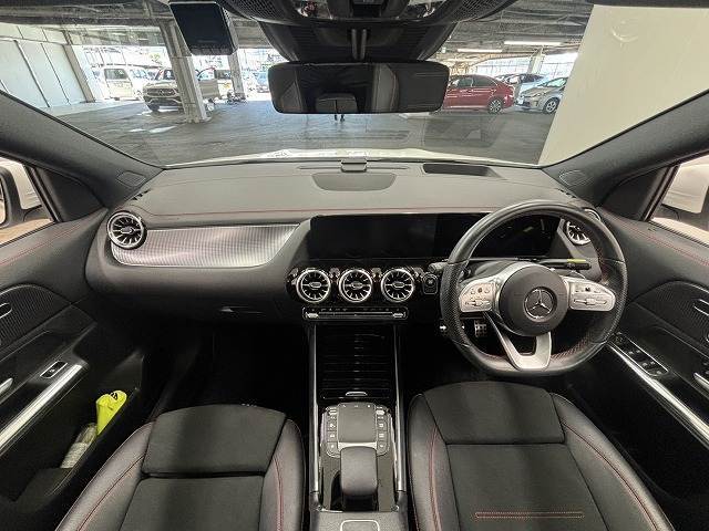 見通しの良いコックピットは普段のドライブに最適。運転しやすいお車となります。