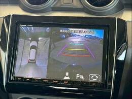 【アラウンドビューモニター】 クルマを上空から見下ろしているかのように、直感的に周囲の状況を把握できます。