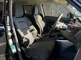 各種ブランドのシートカバーの取り扱いもございます。また、弊社オリジナルフロアマットもご用意しております。自慢の愛車をアレンジしてみてはいかがでしょうか。