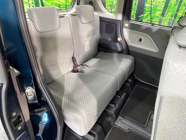 後部座席も気になるようなキズ・汚れやへたり等、大きなダメージはなく、良好な状態です。