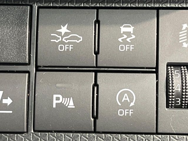 【衝突軽減システム】走行中に前方の車両等を認識し、衝突しそうな時は警報とブレーキで衝突回避と被害軽減をアシスト。より安全にドライブをお楽しみいただけます。