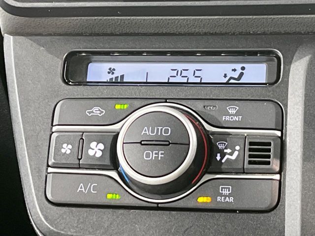 【オートエアコン】一度お好みの温度に設定すれば、車内の温度を検知し風量や温度を自動で調整。暑い…寒い…と何度もスイッチ操作をする必要はありません。快適な車内空間には必須の機能ですね♪