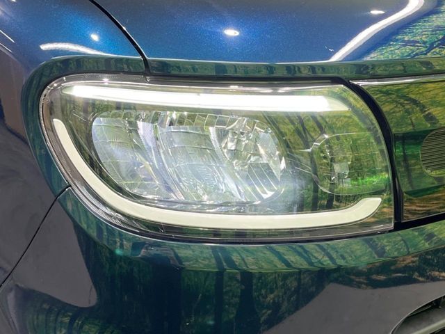 【LEDヘッドライト】悪天候や夜間走行時も良好な視界を確保し安心して運転できる高輝度LEDヘッドライトを装備！点灯速度が早く、消費電力も抑えられています。