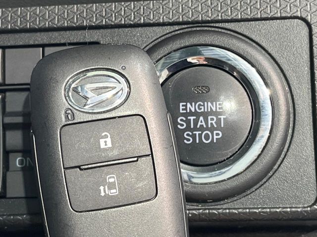 【キーレススタートシステム】カバンやポケットに入れたままでもドアの施錠・解錠が可能なスマートキーを装備。エンジンのオン・オフ時もカギを取り出す必要が無いからとっても便利です♪