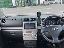 【　オ【インパネ全体】全方位で視界が広く、高い目線で運転もしやすいです！ートエアコン　】車内温度を感知して自動で温度調整をしてくれるのでいつでも快適な車内空間を創り上げます！