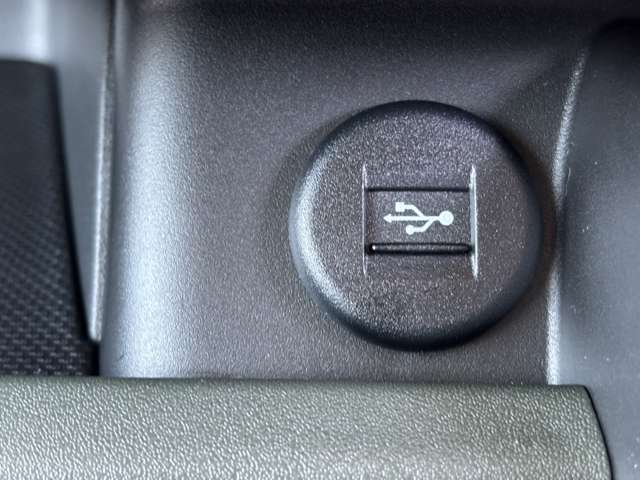 USBポート付きでAppleCarPlayやAndroidAutoにも対応！