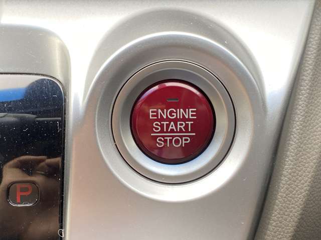 エンジンスタートは、ブレーキを踏みながら赤いスタートスイッチを押して行います。レーシングカーみたいでかっこいいでしょ？ICチップ内蔵キーなので万が一電池切れでキーが使えなくなっても作動でき安心です。