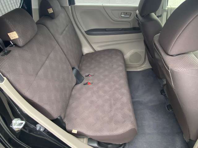 2列目シートにも左右にしっかりとドリンクホルダーがあります！4人でのお出かけも不便はございません！