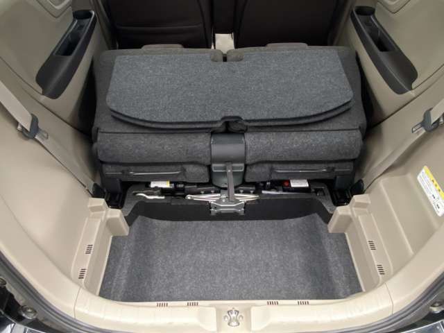 テールゲートを開ければラゲッジスペースが出現します。人も乗れて荷物も載る空間って必要ですよね。ドライブがとっても楽しくなります。