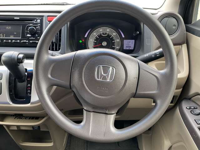 ハンドルはすべり難く適度なグリッップ感がありますので安全運転に役立ちますよね。さらにハンドル越しでも見やすい位置にメーターパネルが配列されますので安心ですよ。