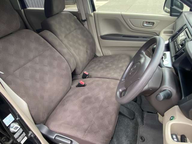 体を包み込むような形状でホールド感のあるフロントシート。しっかりと支えてくれるので長時間の運転を快適にサポートしてくれます。もちろん足元もゆったりしてますのでおくつろぎいただけますよね。