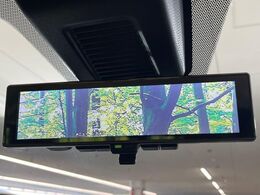 【インテリジェントルームミラー】後席の大きな荷物や同乗者で後方が確認しづらい時でも安心！カメラが撮影した車両後方の映像をルームミラー内に表示。クリアな視界で状況の確認が可能です！