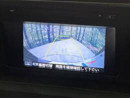 【バックカメラ】駐車時に後方がリアルタイム映像で確認できます。大型商業施設や立体駐車場での駐車時や、夜間のバック時に大活躍！運転スキルに関わらず、今や必須となった装備のひとつです！