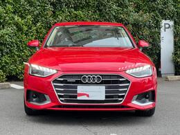 Audiデザインの特徴であるシングルフレームグリルが存在感を主張します。