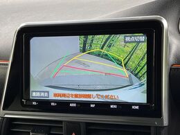 【バックカメラ】駐車時に後方がリアルタイム映像で確認できます。大型商業施設や立体駐車場での駐車時や、夜間のバック時に大活躍！運転スキルに関わらず、今や必須となった装備のひとつです！
