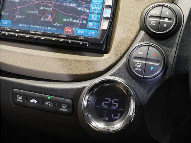 【オートエアコン】温度を設定すれば自動で快適な車内温度を保ちます。エアコン内部の高性能脱臭フィルターで車内のアレルゲンや花粉を除去。