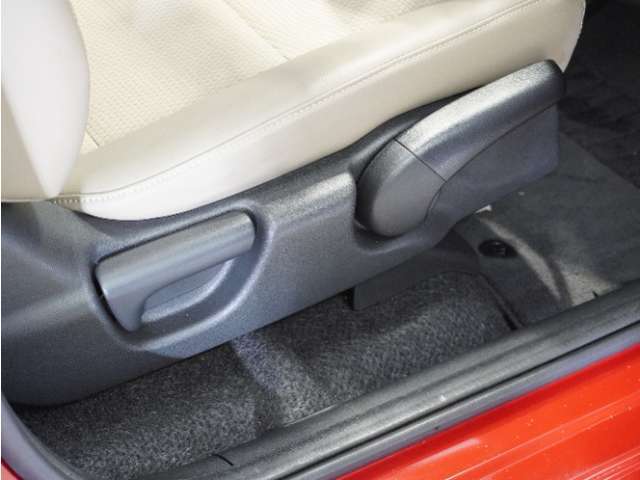 【ハイトアジャスター】レバーの上下操作だけで、座面を運転しやすい高さへ簡単に調節できます。